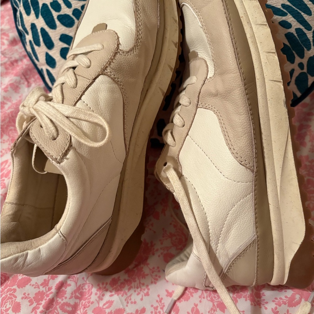 MWL WOMENS 11 men’s 9 shoe cream color 
Easy to wear! Good condition great price